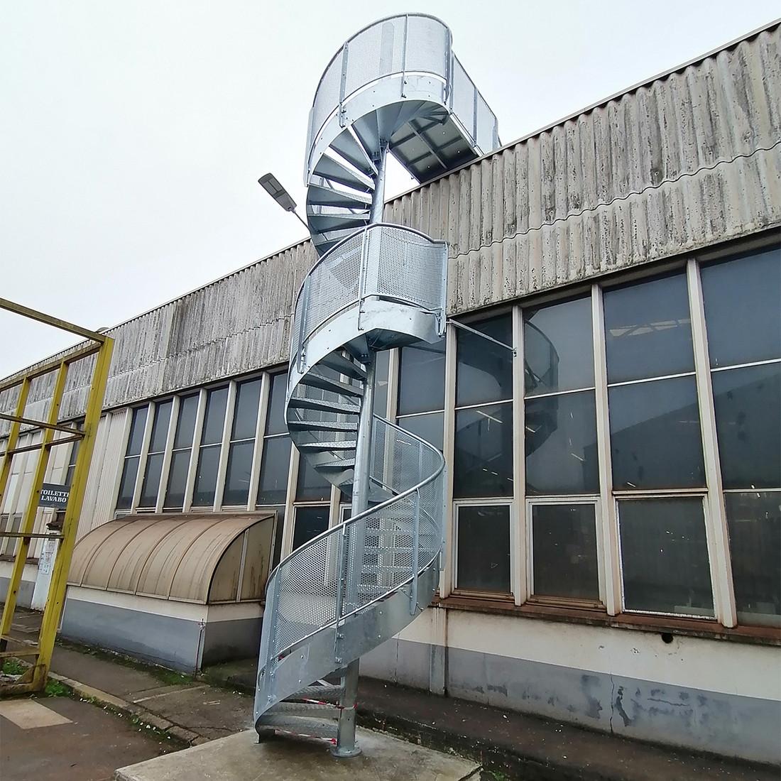 Fourniture et pose d'escaliers de secours et ERP